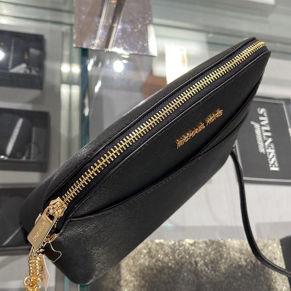 MICHAEL KORS
Jet Set Travel Medium Dome Crossbody Bag
Black - Picture 7 of 16